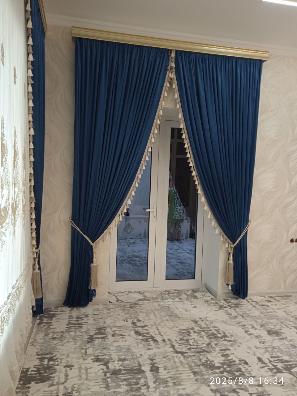 Kafe uslubidagi oq gulli parda